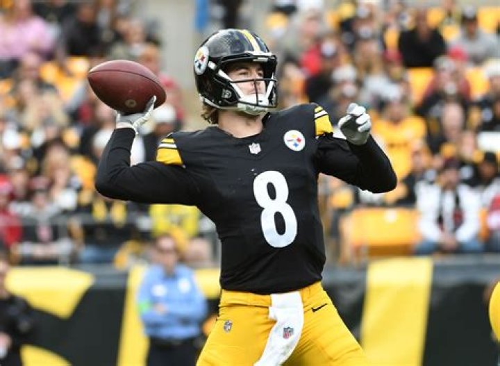 
Kenny Pickett injury update: Pittsburgh Steelers QB suffers knee injury vs Houston Texans 