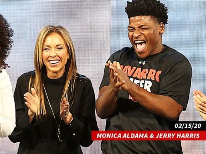 
Who Are Cheer Star Jerry Harris Parents? Meet His Mom Lizzie Bowman 